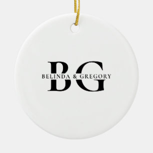 Elegant White and Black Monogram Initialer Bröllop Julgransprydnad Keramik