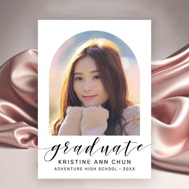 Elegant White Arch 2025 Photo Studenten Meddelande (Simple White and Black Photo Graduation Announcement)