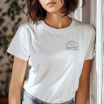 Elegant White Bach Klubb Bachelorette T Shirt<br><div class="desc">Den här vita tröjan har en förfinad perfekt för "Bach Klubb"-vapensköld för en land-klubb-kallad bachelorette helg. Perfekt för resdagar,  poolsillåsning eller kyllmorgon med imosas. Helt redigerbart - anpassa namn,  datum eller formulering för att göra det till ditt. En del av matchande samlingen "Bach Klubb ・ Luxury Bachelorette Party".</div>