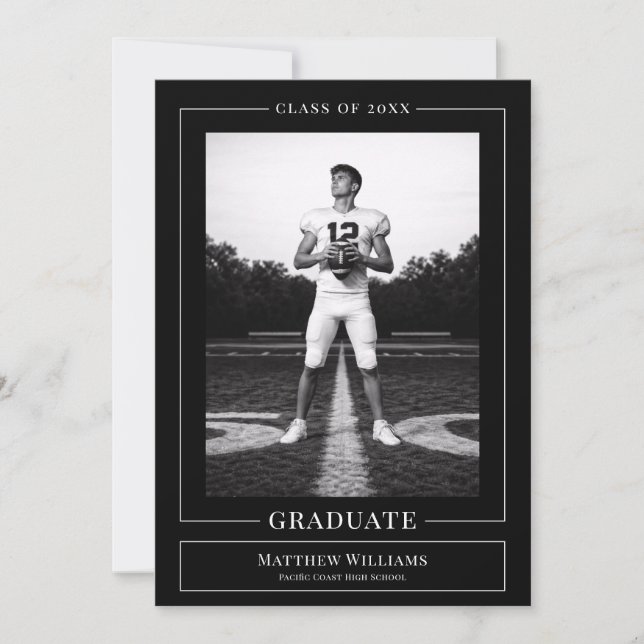 Elegant White & Black Graduate Announcement Inbjudningar (Framsida)