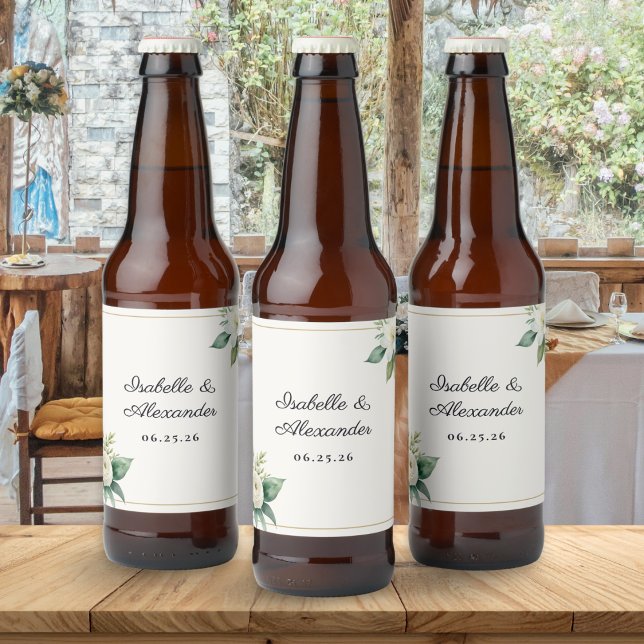 Elegant White Floral Botanical Wedding Favor Ölflaska Etikett (Custom beer bottle labels with white flowers and greenery, with couple's names and wedding date)