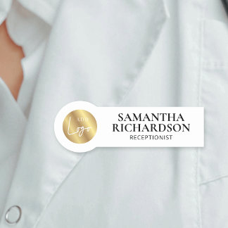 Elegant White & Guld Logotyp Shop Salon Employee Namnbricka