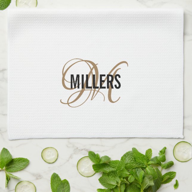 Elegant White Guld Script Monogram Family Namn Kökshandduk (Vikta)