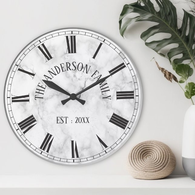 Elegant White Marble Anpassningsbar Family Namn Sn Rund Klocka (Skapare uppladdad)