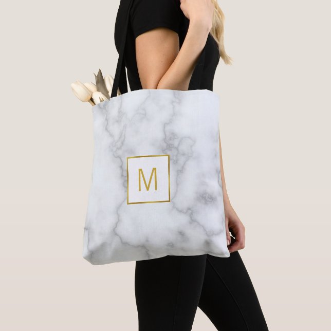 Elegant White Marble look Faux Guld Monogram Tygkasse (Närbild)