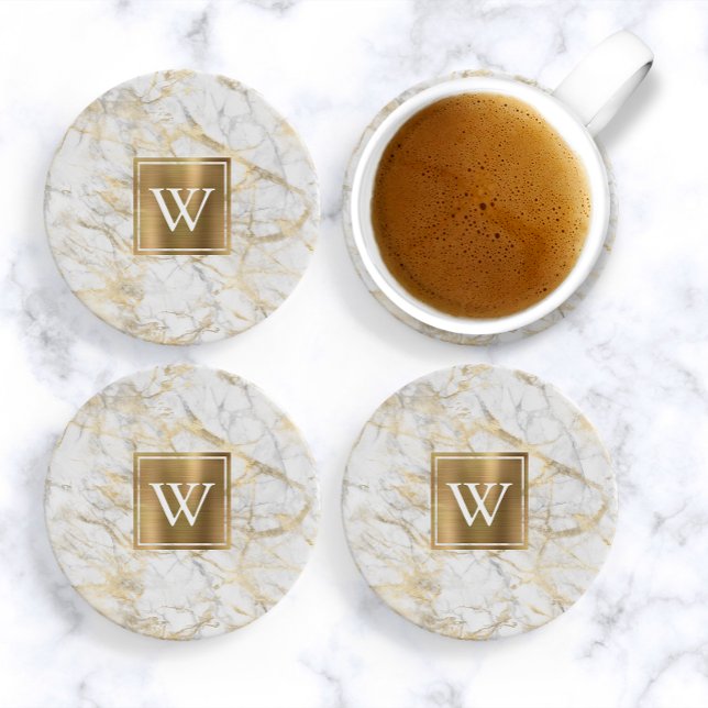 Elegant White och Guld Faux Marble Monogram Underlägg (Skapare uppladdad)