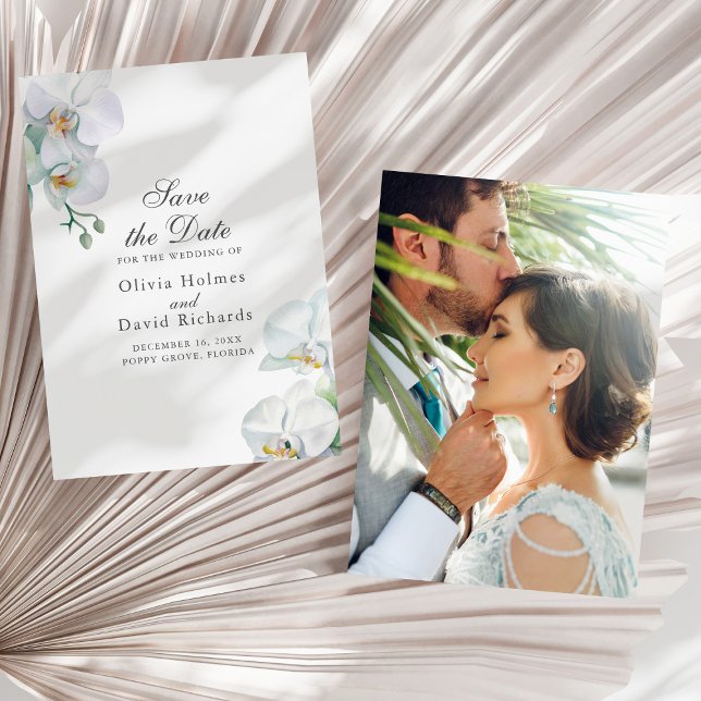 Elegant White Orhids Photo Bröllop spara datum Datumet (Elegant White Orhids Photo Wedding Save the Date on a sunny white dry palm leaf.)