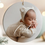 Elegant White Script Baby Första julfotfoto Julgransprydnad Keramik<br><div class="desc">Fira din baby första jul med den här eleganten och ett tidlöst fotoprydnadsföremål med texten "Baby First jul" där du kan lägga till ett eget namn. Med den klassiska designen håller den här keepsaken omhuldade minnen till komen i åratal. Perfekt som gåva till nya föräldrar eller som ett speciellt drag...</div>