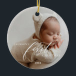 Elegant White Script Baby Första julfotfoto Julgransprydnad Keramik<br><div class="desc">Fira din baby första jul med den här eleganten och ett tidlöst fotoprydnadsföremål med texten "Baby First jul" där du kan lägga till ett eget namn. Med den klassiska designen håller den här keepsaken omhuldade minnen till komen i åratal. Perfekt som gåva till nya föräldrar eller som ett speciellt drag...</div>