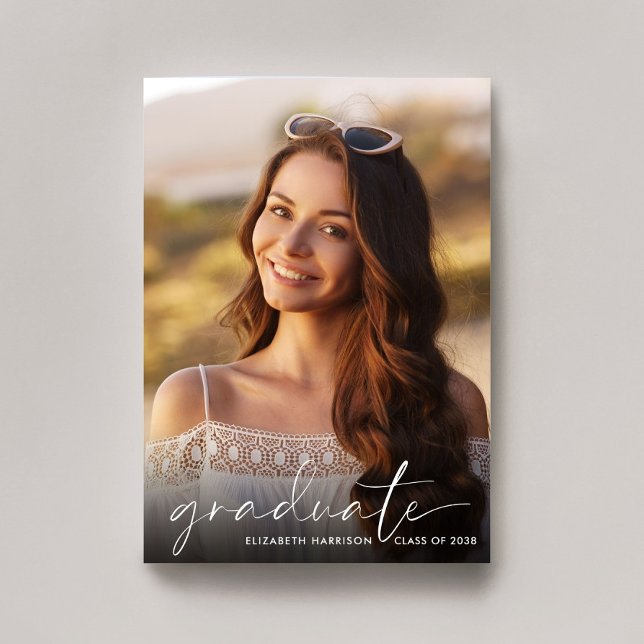 Elegant White Script Photo Overlay Studenten Meddelande (Cherish the milestone: share your graduate's achievement with a custom photo graduation announcement)