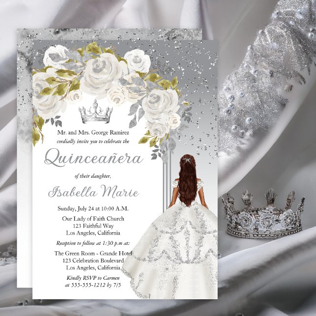 Elegant White Silver Ro Blommigt Quinceañera Party Inbjudningar (Elegant White Rose | Silver Floral Princess-Theme Brunette Dk Haired Quinceañera Invitation)