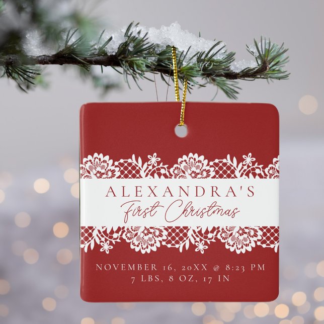 Elegant White Snöre Baby Första julfoto Julgransprydnad Keramik (Elegant White Lace Baby's First Christmas Photo Ceramic Ornament)