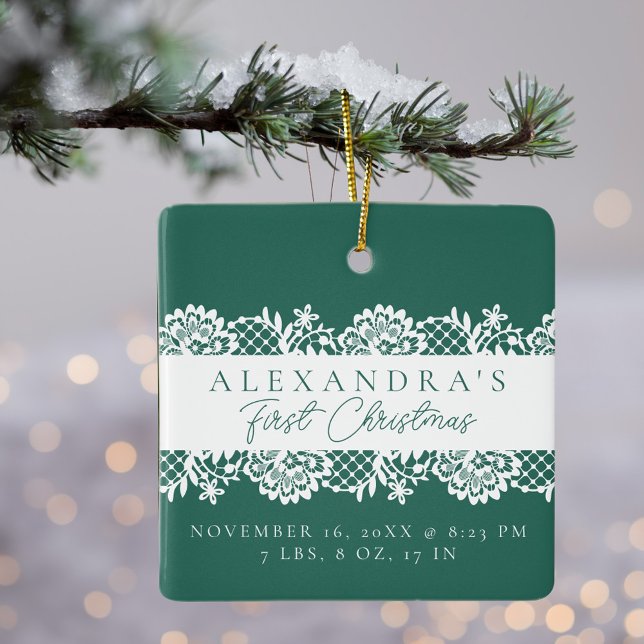 Elegant White Snöre Baby Första julfoto Julgransprydnad Keramik (Elegant White Lace Baby's First Christmas Photo Ceramic Ornament)