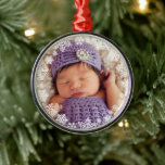 Elegant White Snowflake Ram Photo Julgransprydnad Metall<br><div class="desc">Formgivningen av molekyler med smulflingor har en rund krans av elegant,  vit vinter snöflingor som ram som övertäckningsdesign.</div>
