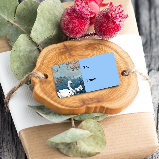 Elegant White Svan Baby Gift Märkre Adressetikett (Beautiful white mother swan swimming in lake with baby on blue gift tag label.)