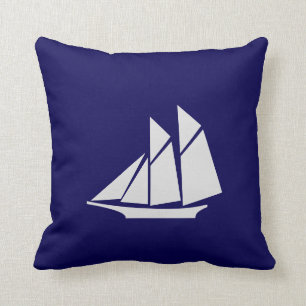 Elegant White Yacht on Navy Blue Kudde