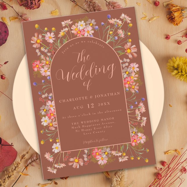 Elegant Wildblomarch Burnt Orange Fall Wedding Inbjudningar (Wildflower arch elegant script terracotta burnt orange peach  fall wedding invitation )