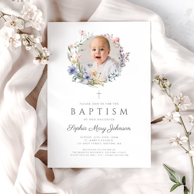 Elegant Wildblommor Wandeand Foto Baptism Inbjudningar (Elegant Wildflowers Wreath Photo Baptism Invitation)