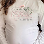 Elegant Wildbloms Rosa-Mamma-to-be Shower T Shirt<br><div class="desc">Fira att en liten prinsessa med PixeliaDesigner'Little Wildblomme' familjs t-shirt snart kommer, designad endast för flicka-duschar. Den här t-shirt-skjortan är försedd med delikat vattenfärgssnäckor och sage grönt grey, och har elegant-kalligrafi som gör att den glada tillfälle får en aning sofistikerad. Det är ett perfekt sätt att göra en minnesvärd påstående...</div>