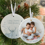 Elegant Winter Forest and Stag Personlig Photo Julgransprydnad Keramik<br><div class="desc">Fotojulprydnad som du kan anpassa för Underbara mormor eller någon annan! Konstruktionen har en vattenfärgscen i eleganten på ena sidan av en vinterskog i gräs träd och en havsbotten. På den andra sidan finns ditt foto och din namn eller annan anpassningsbar. Fotomallen visningar fotot i runda format så om du...</div>