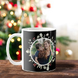 Elegant Winter Greenery Wandey 2 Photo Helgdag Kaffemugg<br><div class="desc">Den här eleganten och det festliga helgdag fotot mugg har en vacker vattenfärgsutandning av holly,  eukalyptus och bär över en chicens svarta bakgrund. Fotoklippet är runt. Dessa vackra helgdag mugg är en fantastisk gåva till familj och vänner.</div>