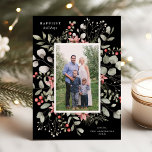 Elegant Winter Watercolor Greenery Black Photo Julkort<br><div class="desc">Den här eleganten och det här fotokortet för frammatande helgdag har en vacker vattenfärgutandning av holly, eukalyptus och bär över en chic svart bakgrund. Den redigerbara hälsning på framsidan säger: " Lycka till Helgdagar". Kortets baksida är ett samordnat blad mönster, som kan avlägsnas om så önskas. Du kan också lägga...</div>