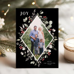Elegant Winter Watercolor Greenery Black Photo Julkort<br><div class="desc">Den här eleganten och det här fotokortet för frammatning av helgdag har ett vackert vattenfärgsgeometriskt ram av holly, eukalyptus och bär över en chicens svarta bakgrund. Den redigerbara hälsning på framsidan säger "JOY". Kortets baksida är ett samordnat blad mönster, som kan avlägsnas om så önskas. Du kan också lägga till...</div>