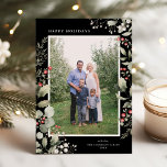Elegant Winter Watercolor Greenery Botanical Photo Julkort<br><div class="desc">Det här helgdag med elegant har ett foto med ett enda lodrät som är inramat av vackra eucalyptus, holly och bär över en chicens svarta bakgrund. Den redigerbara hälsning på framsidan säger Glad helg. Kortets baksida är ett samordnat blad mönster, som kan avlägsnas om så önskas. Du kan också lägga...</div>