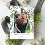 Elegant Winter Watercolor Greenery Botanical Photo Julkort<br><div class="desc">Den här eleganten och det klassiska helgdag har en vacker bakgrund av vattenfärgen gräs grenar, eukalyptus och bär över en vit bakgrund. Fotoklippet är bådat. Den redigerbara hälsning på framsidan säger: " Lycka till Helgdagar". Kortets baksida är ett samordnat blad mönster, som kan avlägsnas om så önskas. Du kan också...</div>