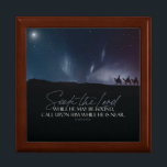 Elegant Wise Manar Star Bible Verse Wooden Keepsak Minnesask<br><div class="desc">Även om han har lovat att aldrig lämna eller förlåta oss finns det säsonger då en troende kan kämpa för att upptäcka Kristus närhet - när hans medvetna och pålitliga närvaro inte uppfattas av ögonen av våra hjärtan. Det är därför vi i skriften uppmanas att "söka hans närvaro kontinuerligt" (Psalm...</div>