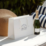 Elegant Wite & Navy Blue Bachelorette Gift Bag<br><div class="desc">Designad för den ultimata land-klubb-inspirerade bachelorette helg, den här elegant marinens blå presentväska ger en polerad avslutande beröring till party favors. Med förfinad tennis klubb-stil typografi är det perfekt för att fylla med slitsar, keepsakes eller personlig gifts. Helt redigerbart - uppdatera namn, datum eller text till kostym för din händelse....</div>