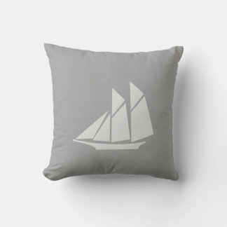 Elegant yacht på ljusgrå kudde