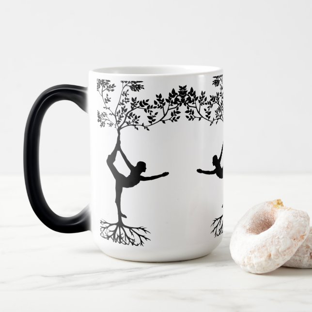 Elegant yoga-ställning på mugg (Med munk)