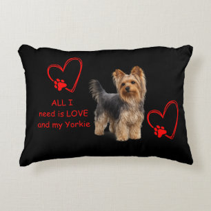 Elegant Yorkie   Fotorealistisk Hunddekor Prydnadskudde