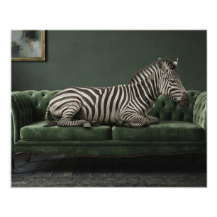 Elegant zebra på grön sammetssoffa fototryck