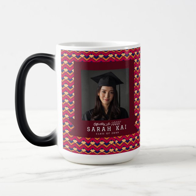 Elegant Zigzag Pattern High School Grad Magisk Mugg (Vänster)