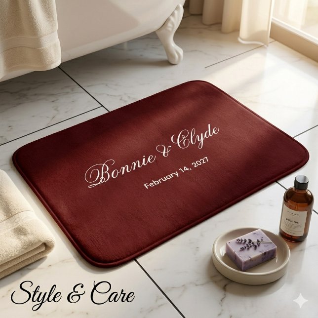 Eleganta anpassade namn och datum Stilig maron Badrumsmatta (Elegant Custom Names and Date Stylish Maroon Bath Mat)