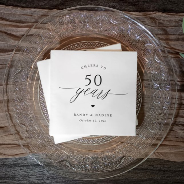 Eleganta applåder 50-års bröllopsjubileumsfest pappersservett (Black and white cheers to 50 years cocktail napkins with elegant script)