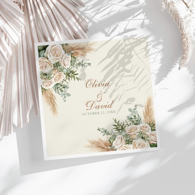 Eleganta Beige Fjädergräs Bröllop Servetter (Elegant Beige Pampas Grass Wedding Napkins on a sunny table with dry neutral botanicals)