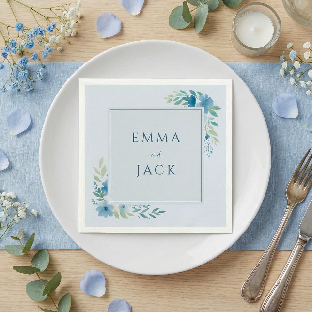 Eleganta blå grönska namn bröllop pappersservett (Elegant blue greenery names wedding napkins.)