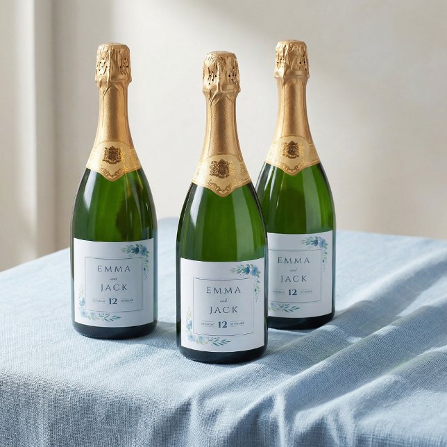 Eleganta blå grönskande namn och datum bröllop (Elegant blue greenery names and date wedding sparkling wine label.)