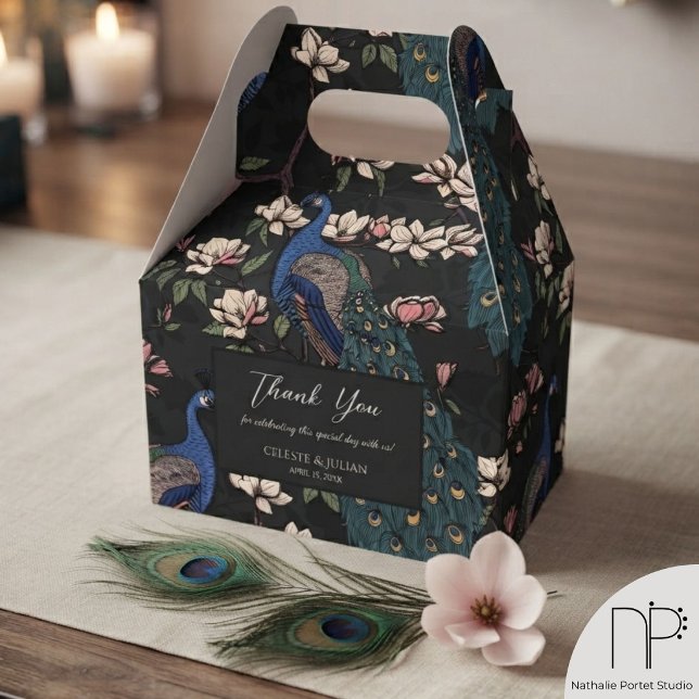 Eleganta blå påfåglar och blommor svarta presentaskar (Elegant hand-drawn peacock and magnolia flower black Thank You favor box)
