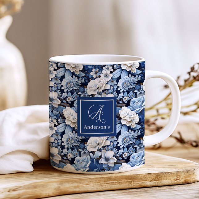 Eleganta blå vita blommor Personlig kaffemugg (Navy blue and ivory flowers,
Deep Blue flowers botanical garden,
Royal blue dusty blue floral,
Water)