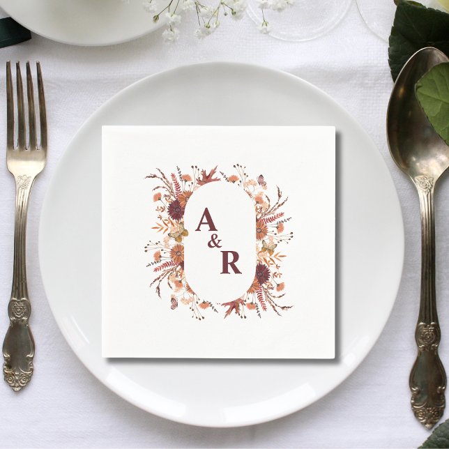 Eleganta Boho Vildblomma Brudpar Initialer Pappersservett (Elegant boho wildflower wedding couple initials napkins add romantic natural charm to receptions.)