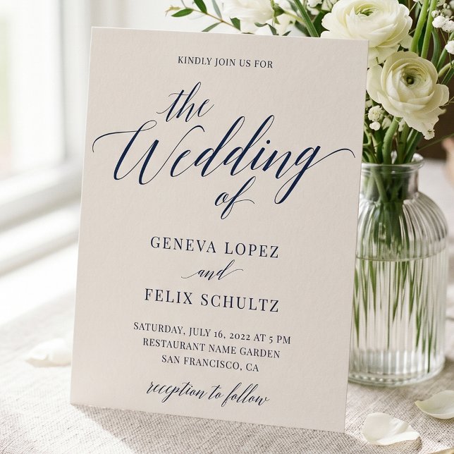 Eleganta bröllopsdetaljer i elfenbensvitt script inbjudningar (Elegant navy script wedding invitation in a soft ivory floral mockup.)