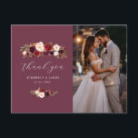 Eleganta burgunder och rosafärgade blommor bröllop vykort<br><div class="desc">Det här bröllop tack-kortet är det perfekta sättet att tacka era gäster för att de gjorde er bröllopsdag oförglömlig. Detta kort är tillverkat av papper av hög kvalitet och har en enkel och stilren design för fotokort, med vackra rosa och vinröda blommor. Ni kan skriva ert eget meddelande inuti kortet...</div>
