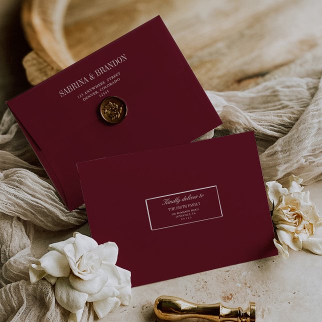 Eleganta burgunderröda etiketter för adresser till (Elegant Burgundy Wedding Guest Address Labels)