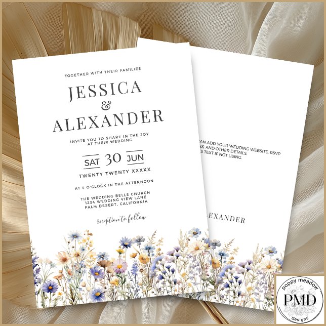 Eleganta dammiga blå vilda blommor vita bröllop inbjudningar (Elegant Dusty Blue Wildflowers Wedding Invitation with Couple's Names and Optional Text on Back.)