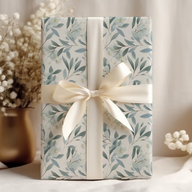 Eleganta Eukalyptusblad Kräm Presentpapper (Blue green leaves on elegant cream-colored wrapping paper)