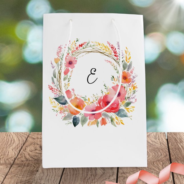 Eleganta färgglada sommarblommor snyggt monogram (A monogrammed gift bag with rustic floral wreath design in a watercolor style)